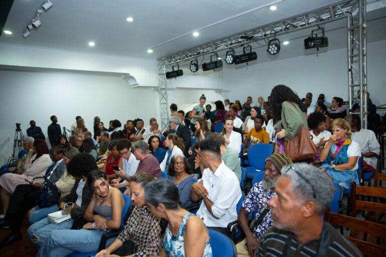 Sala esgotada marca a estreia da peça “Prima Facie” no Instituto Guimarães Rosa